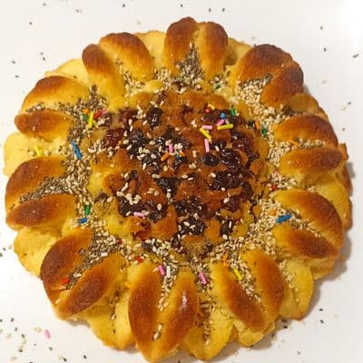 Ponqué artesanal en forma de girasol con uvas pasas, chía y ajonjolí