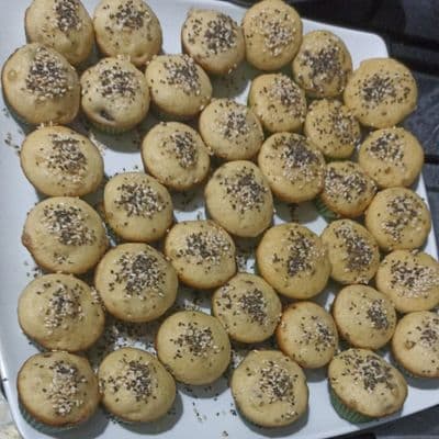 Mini ponquecitos saludables con chía y ajonjolí recién horneados