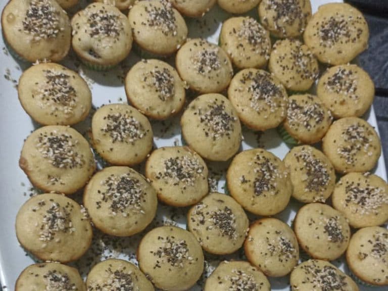 Mini ponquecitos saludables con chía y ajonjolí recién horneados
