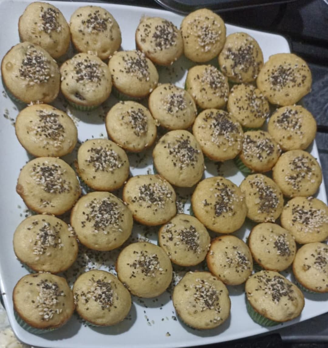 Mini ponquecitos saludables con chía y ajonjolí recién horneados